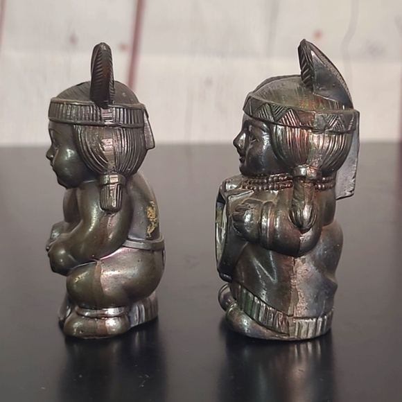 Vintage 90s Japan Metal Native American Indian Couple Salt & Pepper Shakers NM - Picture 9 of 16